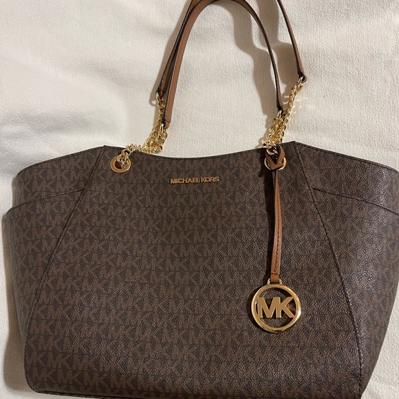 Small Michael Kors purse with gold chain handle - Picture 1 of 5